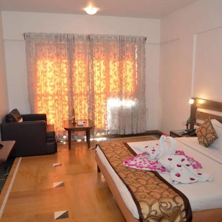 Sapphire Hotel Lonavala Buitenkant foto