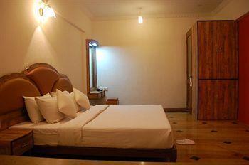 Sapphire Hotel Lonavala Buitenkant foto