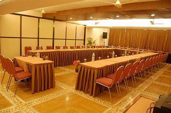 Sapphire Hotel Lonavala Buitenkant foto
