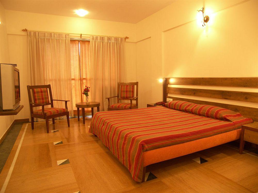 Sapphire Hotel Lonavala Buitenkant foto