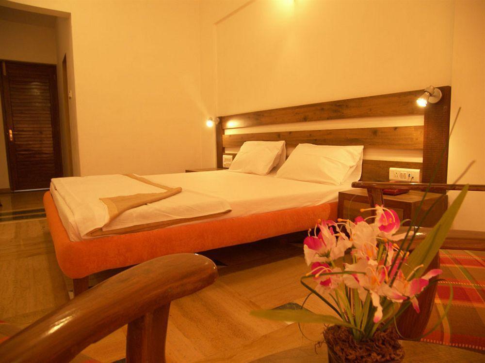 Sapphire Hotel Lonavala Buitenkant foto