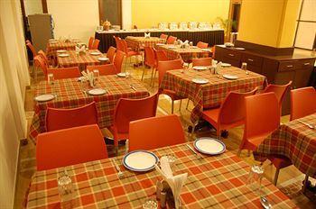 Sapphire Hotel Lonavala Buitenkant foto