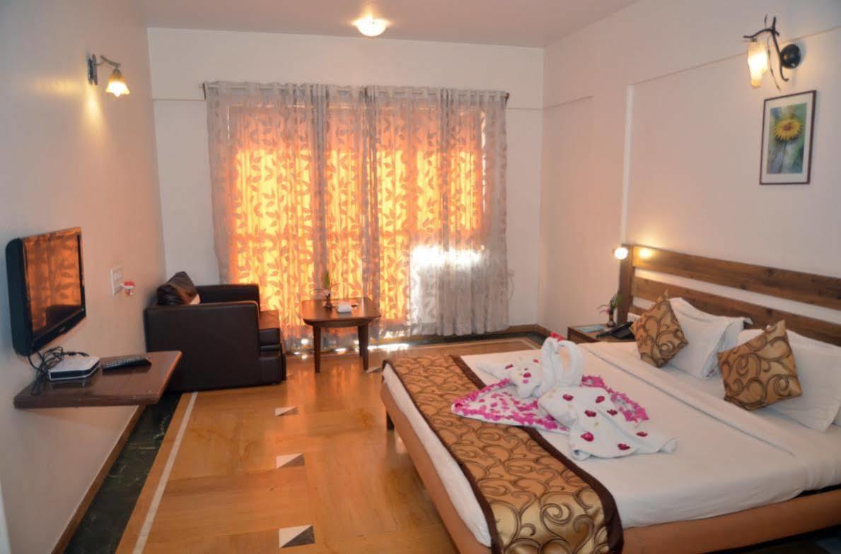 Sapphire Hotel Lonavala Buitenkant foto