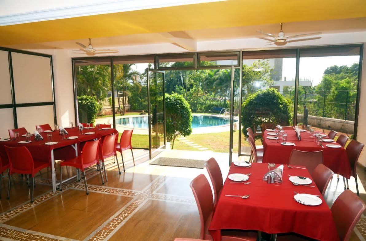 Sapphire Hotel Lonavala Buitenkant foto
