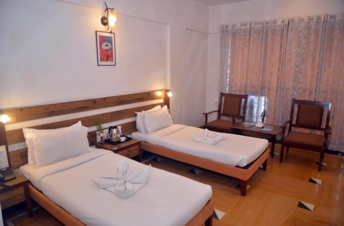 Sapphire Hotel Lonavala Buitenkant foto
